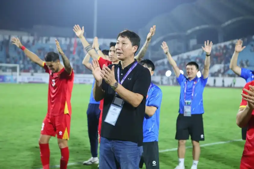 HLV Kim Sang-sik hài lòng về chiến thắng, ấn tượng mạnh với “chảo lửa” Thiên Trường.